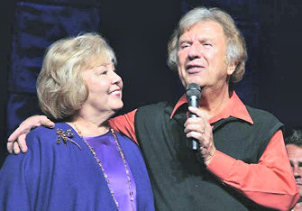 Gloria and Bill Gaither singing.